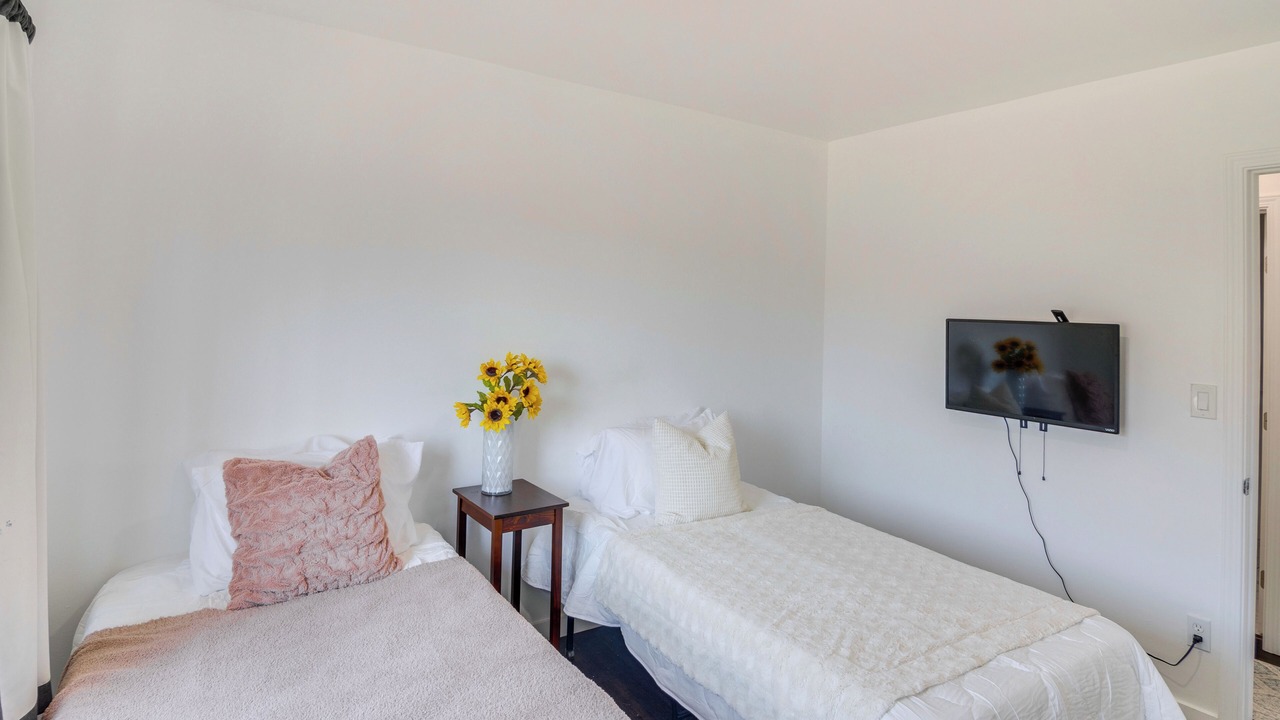 Photo of Bedroom in Lake View Terrace