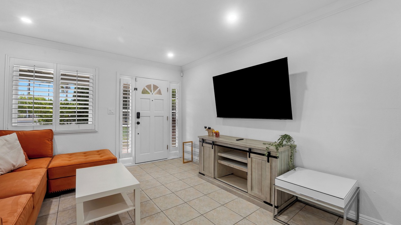 Photo of Livingroom in Midway City