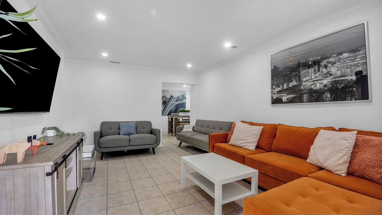 Photo of Livingroom in Midway City