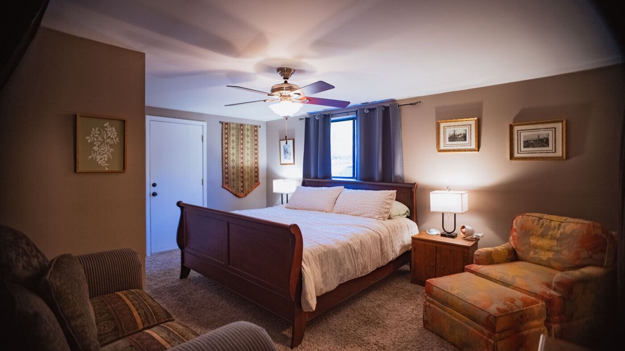 Photo of Bedroom in Oak Knoll Village