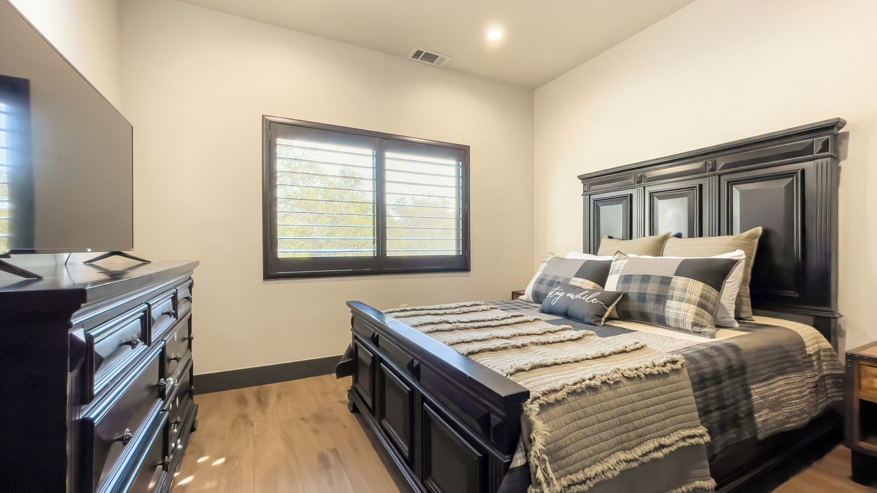 Photo of Bedroom in Oak Shores