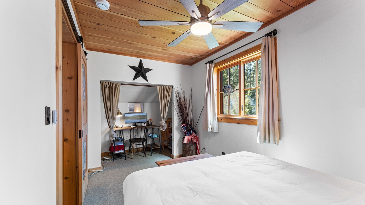 Photo of Bedroom in Serene Lakes