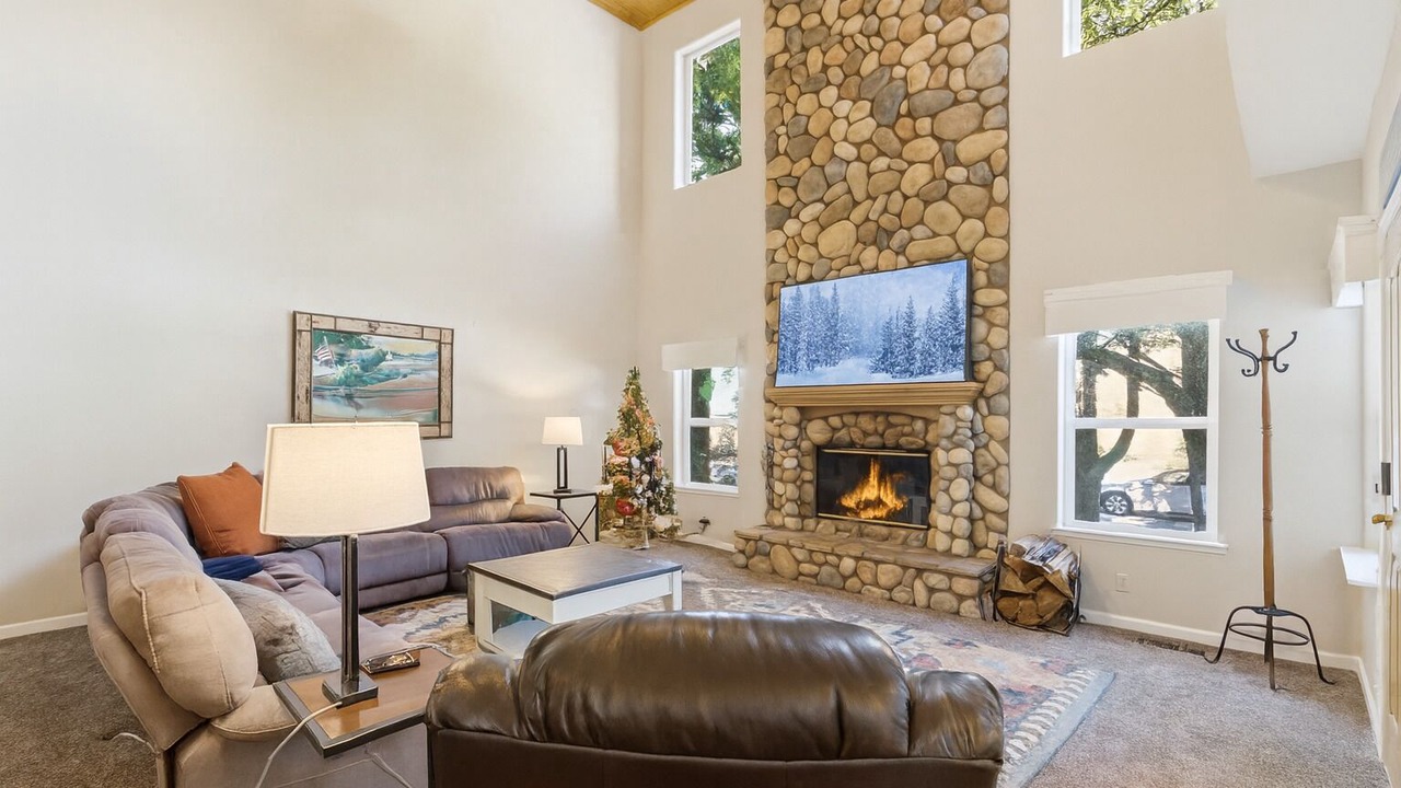 Photo of Livingroom in Shaver Lake