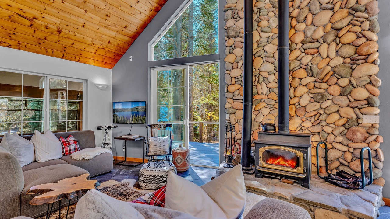 Photo of Livingroom in Serene Lakes