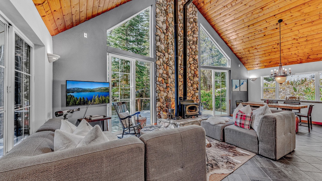 Photo of Livingroom in Serene Lakes