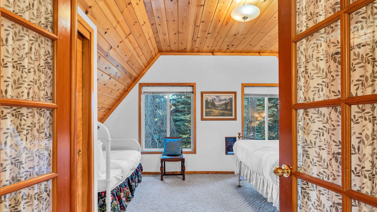 Photo of Bedroom in Serene Lakes