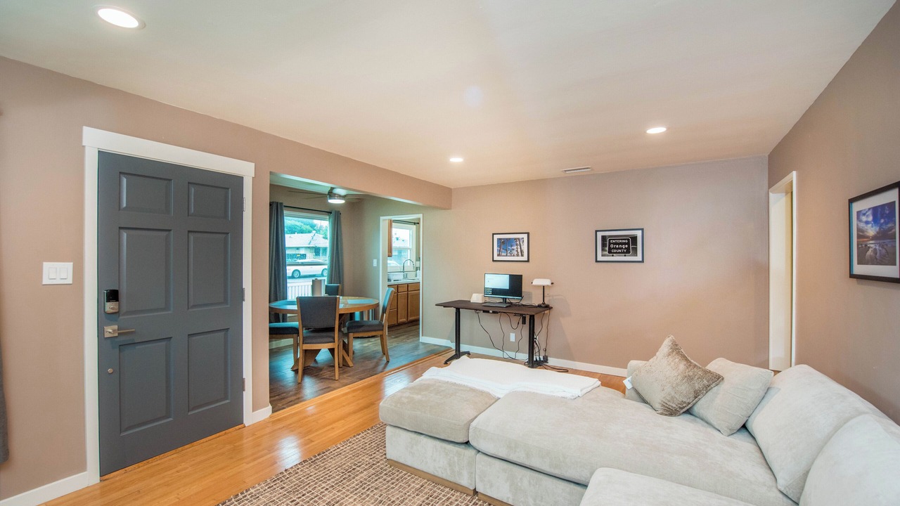 Photo of Livingroom in Orange