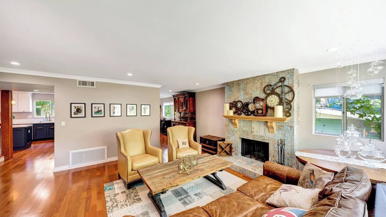 Photo of Livingroom in Woodland Hills