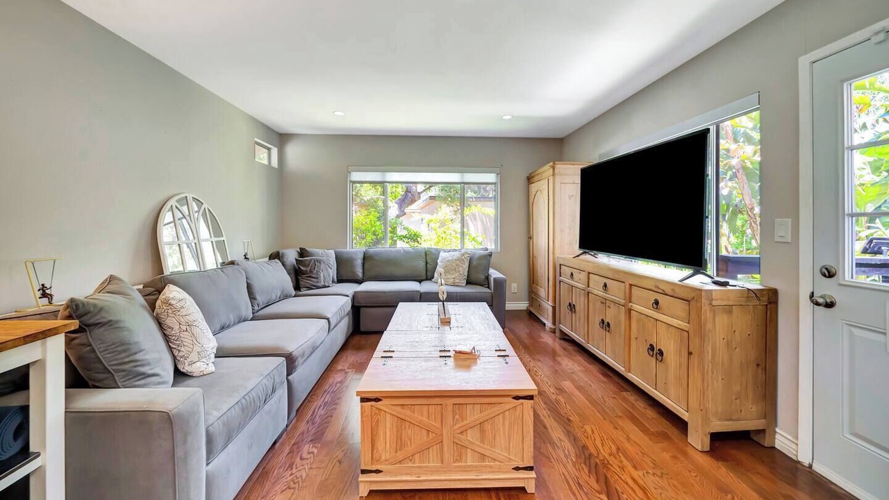Photo of Livingroom in Woodland Hills