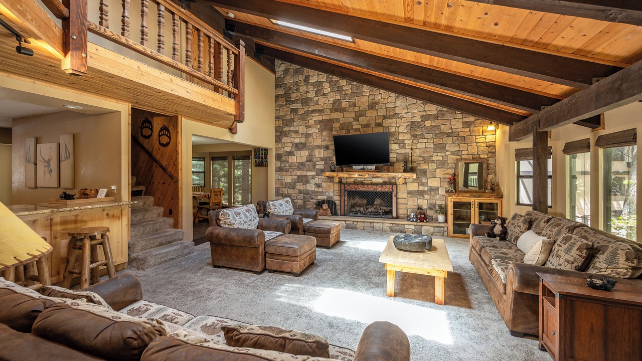 Photo of Livingroom in Summit Estates