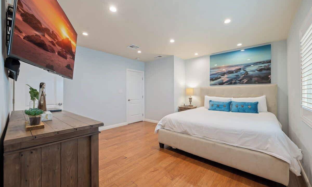 Photo of Bedroom in Lake Balboa