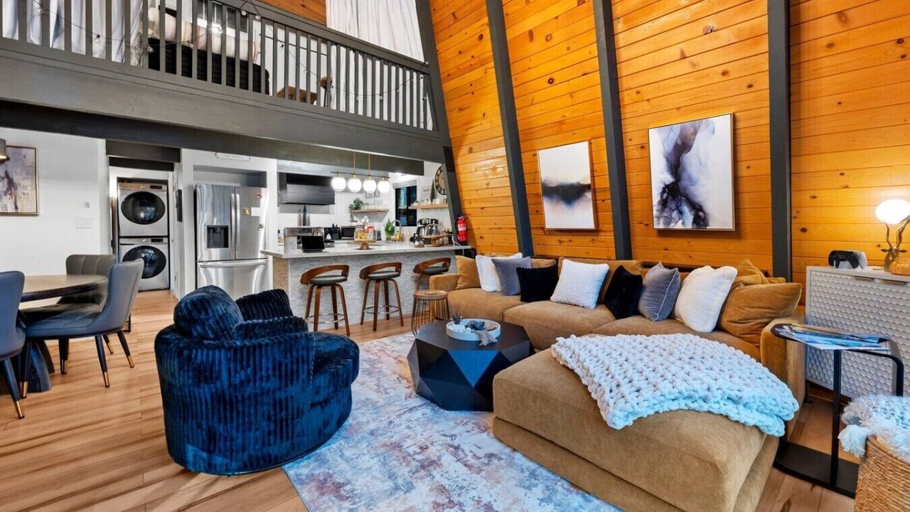 Photo of Livingroom in Summit Estates