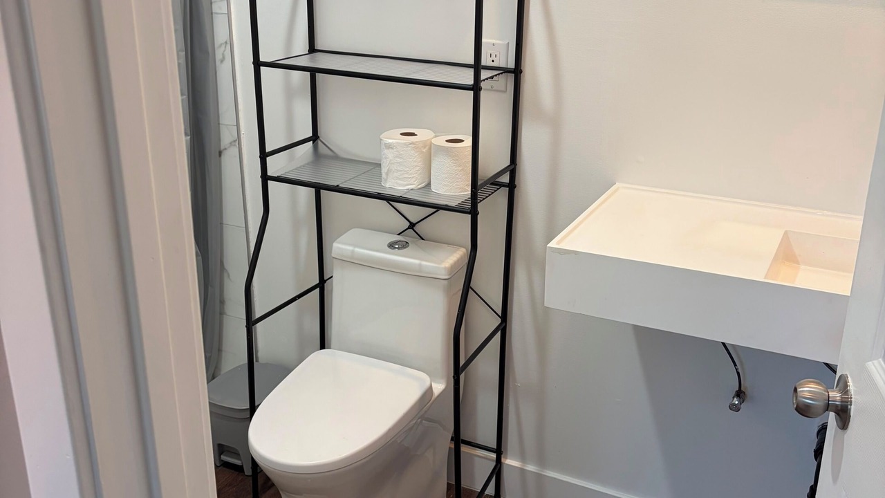 Photo of Bathroom in Lamanda Park