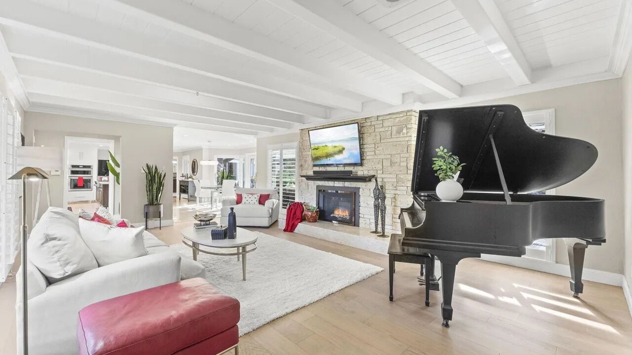 Photo of Livingroom in Chabot Park