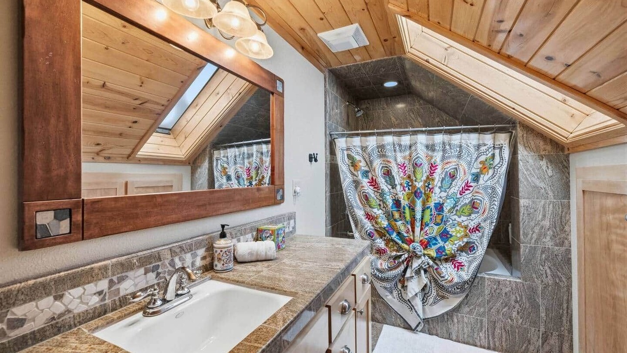 Photo of Bathroom in Strawberry