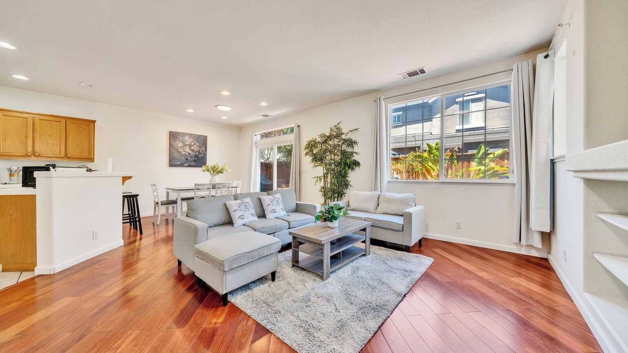 Photo of Livingroom in West Alameda
