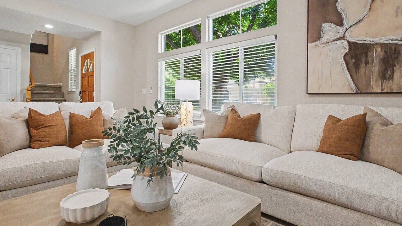 Photo of Livingroom in Davis