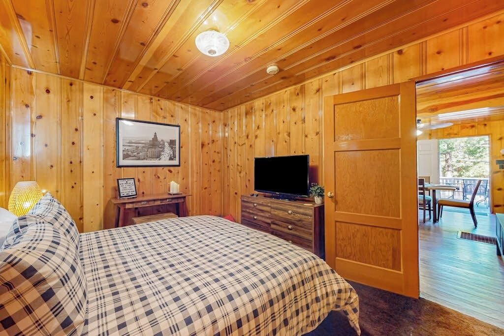 Photo of Bedroom in Crestline