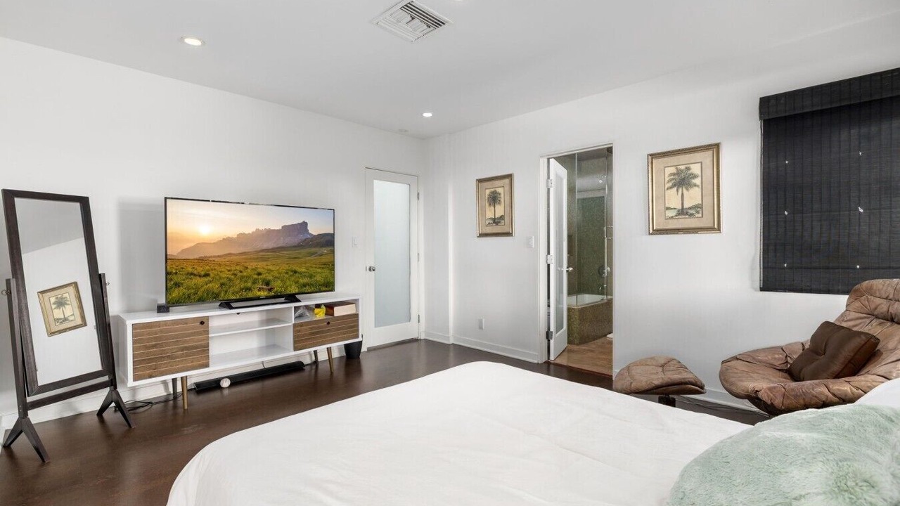 Photo of Others in Hollywood Hills West