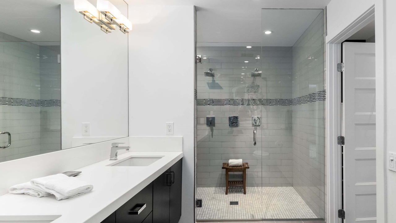 Photo of Bathroom in The Movie Colony
