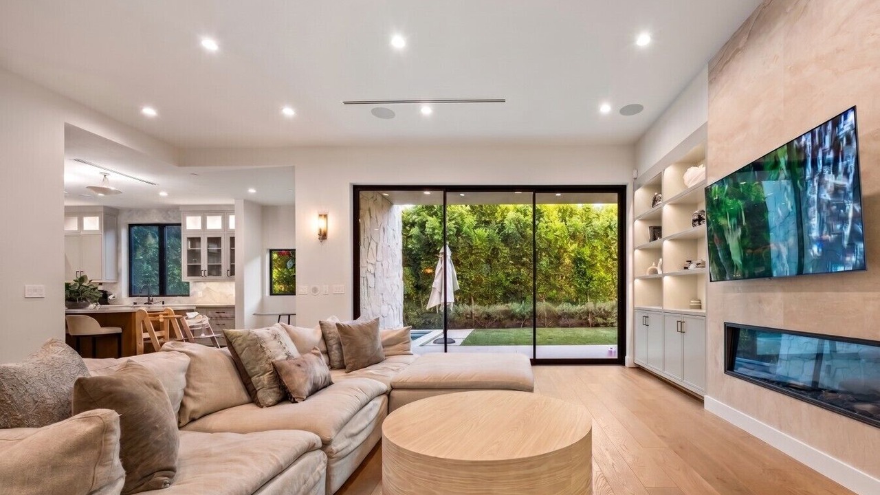 Photo of Livingroom in Encino