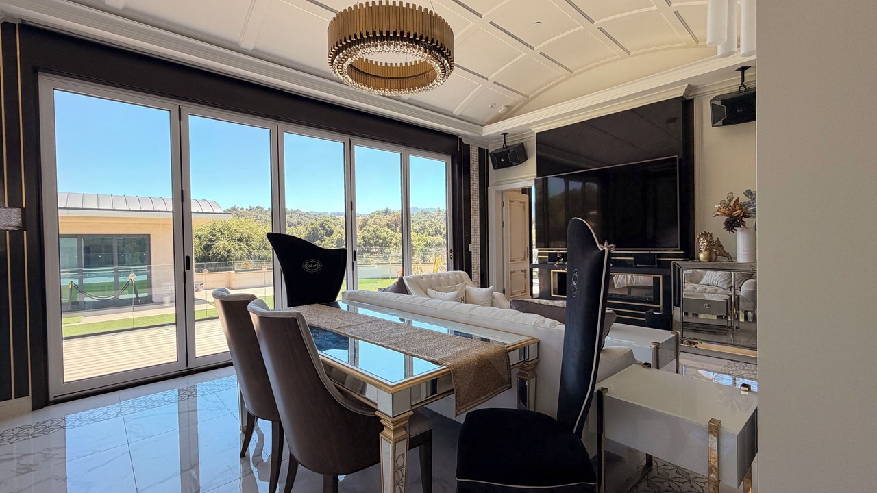 Photo of Livingroom in West of the Alameda