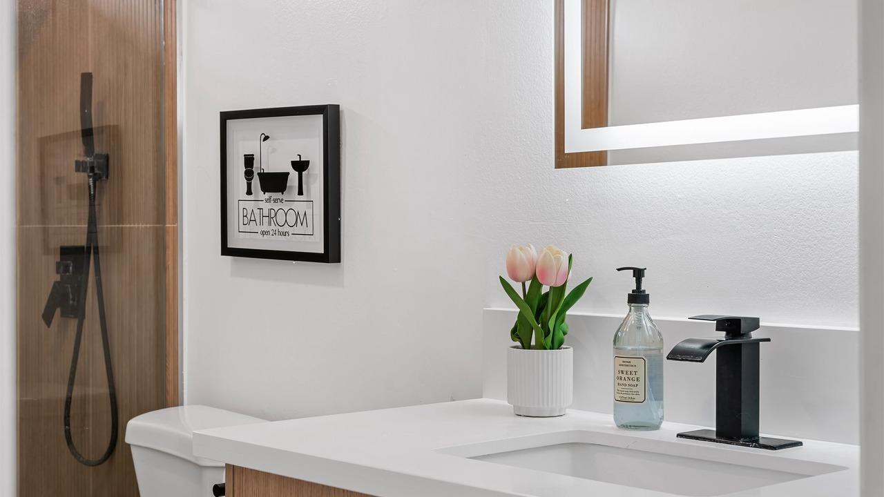 Photo of Bathroom in Lamanda Park