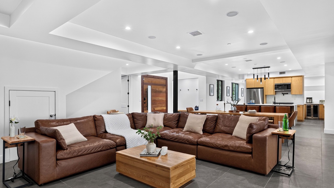 Photo of Livingroom in Summit Estates