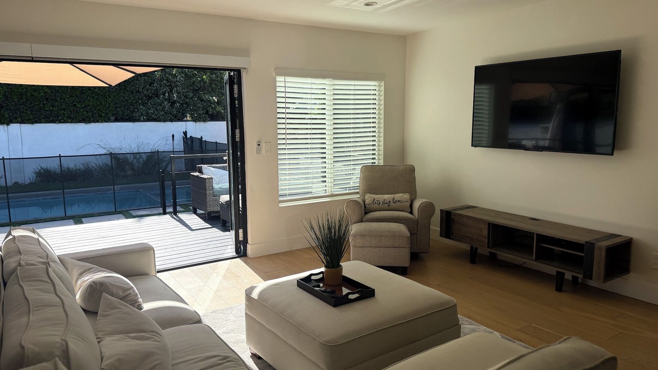 Photo of Livingroom in Van Nuys