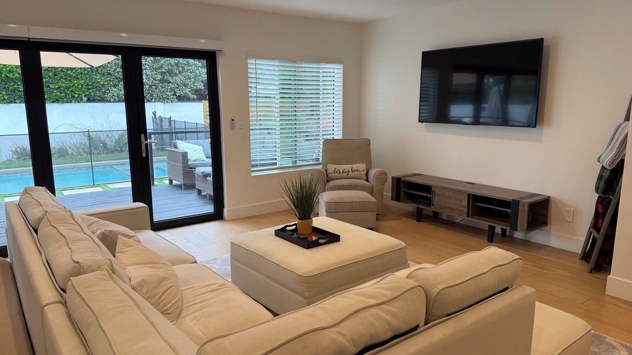 Photo of Livingroom in Van Nuys