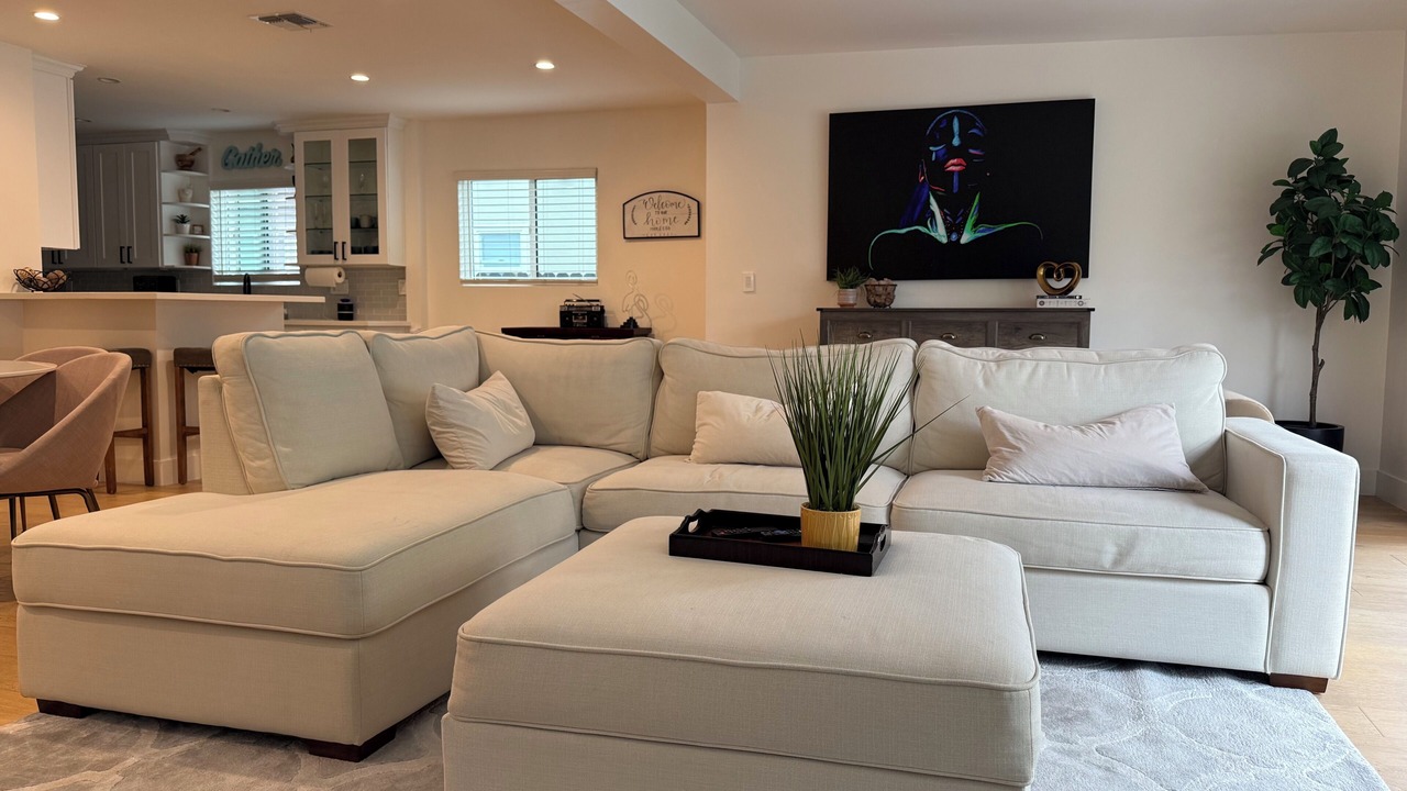 Photo of Livingroom in Van Nuys