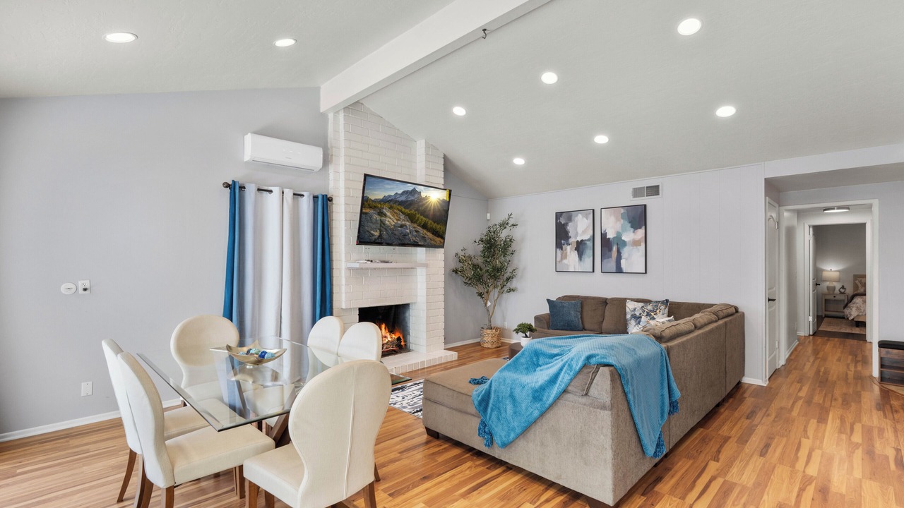 Photo of Livingroom in Midway City