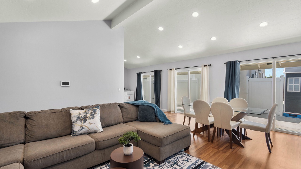 Photo of Livingroom in Midway City