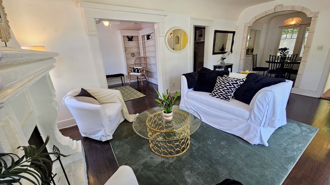 Photo of Livingroom in Beachwood Canyon