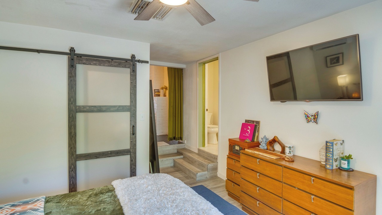 Photo of Bedroom in Valley Glen