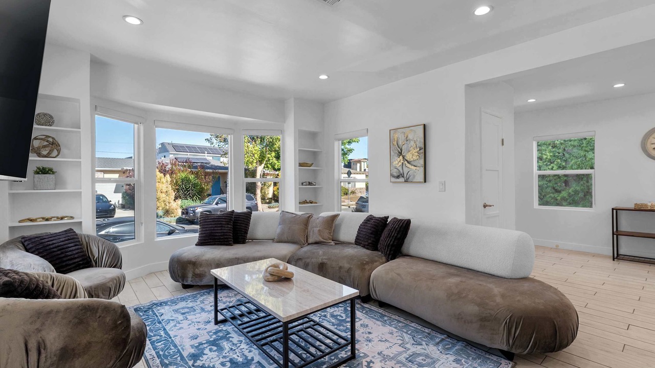Photo of Livingroom in Pico - Robertson