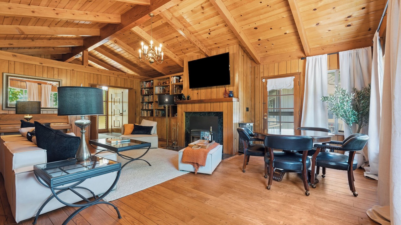 Photo of Livingroom in Apple Hill