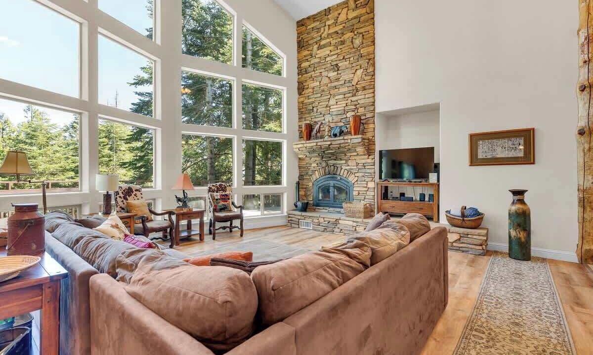 Photo of Livingroom in Shaver Lake