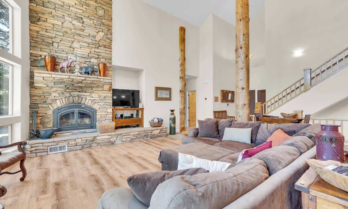 Photo of Livingroom in Shaver Lake
