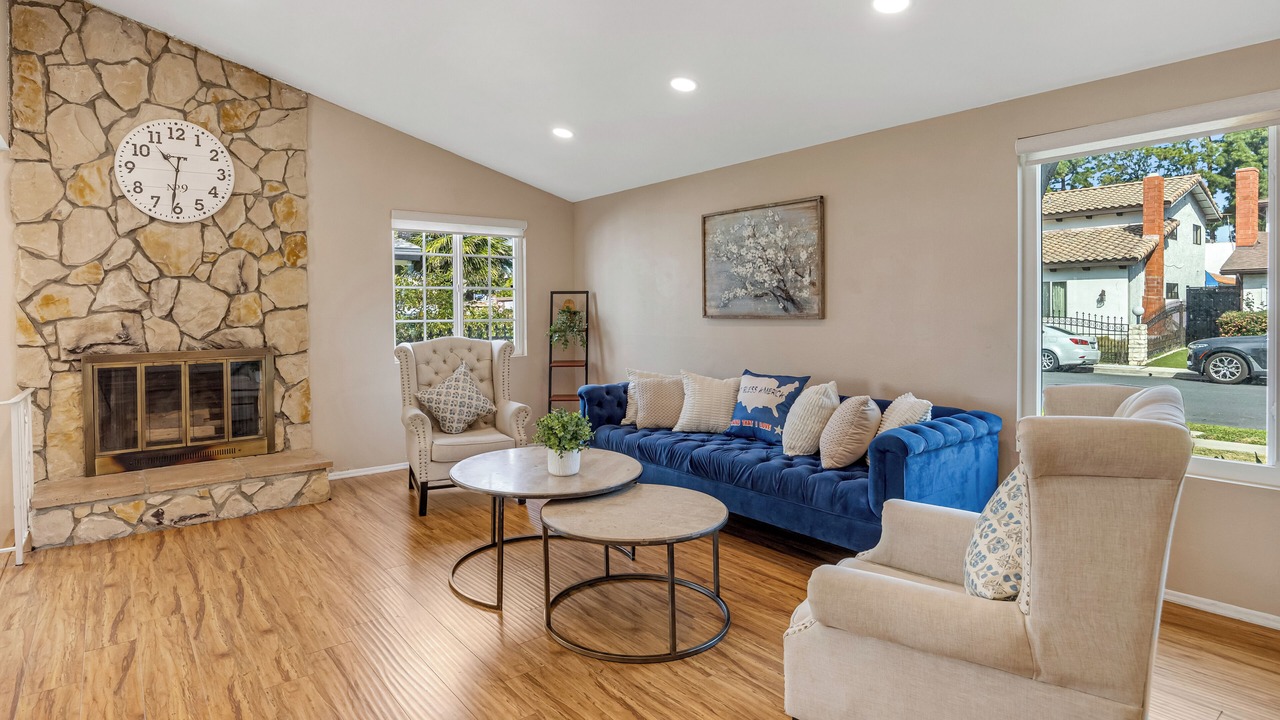 Photo of Livingroom in Tarzana