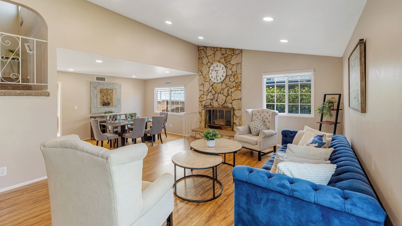 Photo of Livingroom in Tarzana