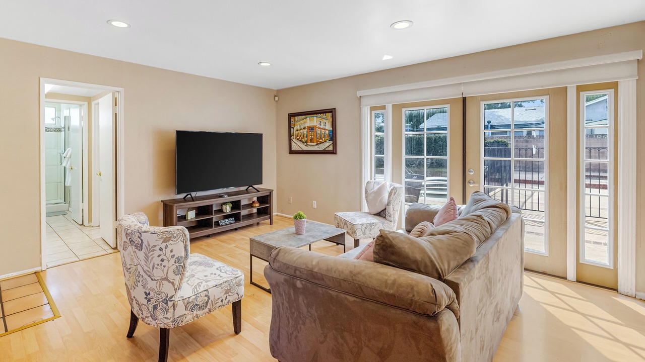 Photo of Livingroom in Tarzana