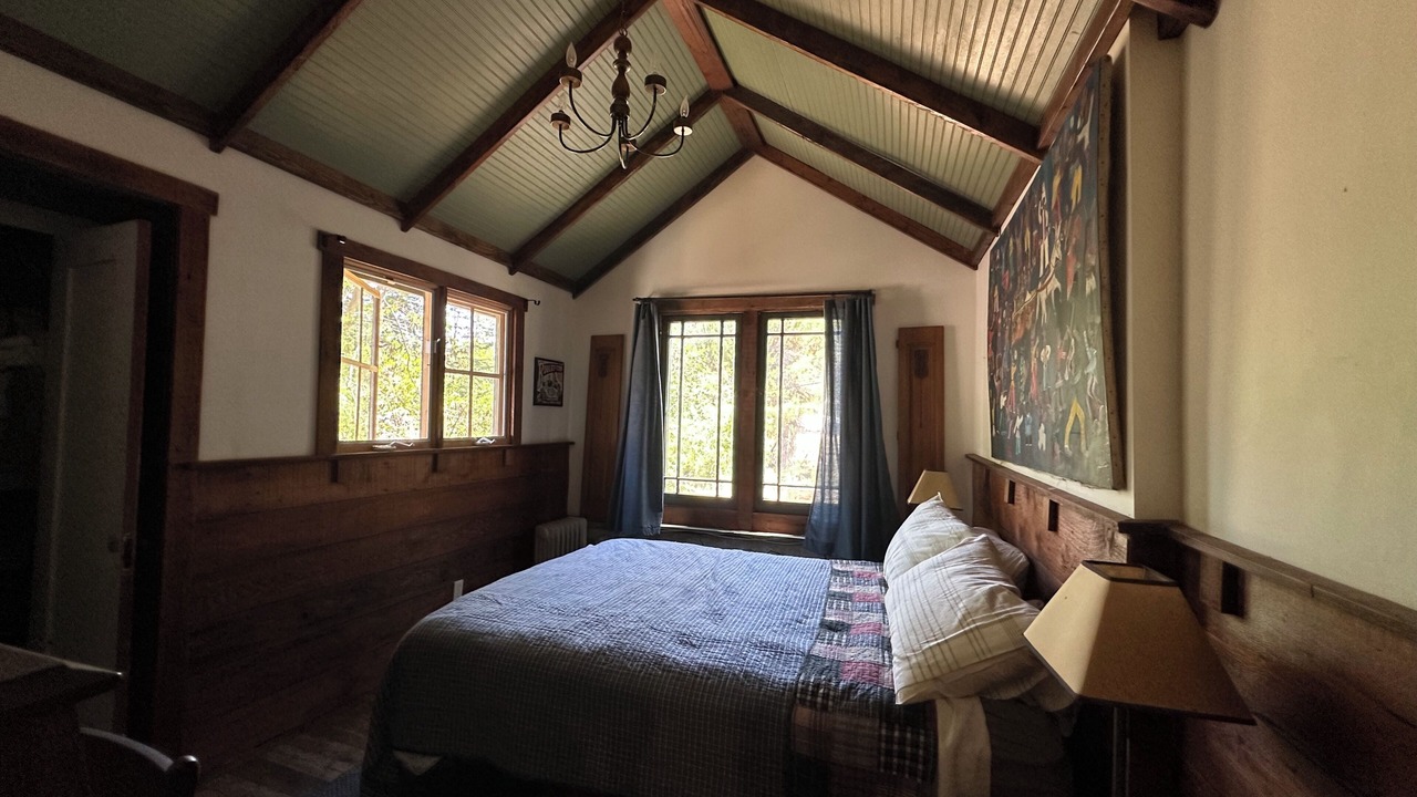 Photo of Bedroom in Lytle Creek