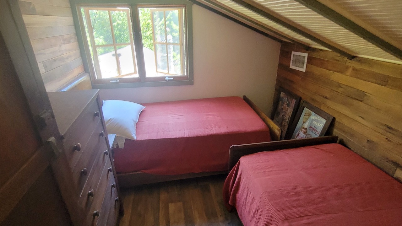 Photo of Bedroom in Lytle Creek