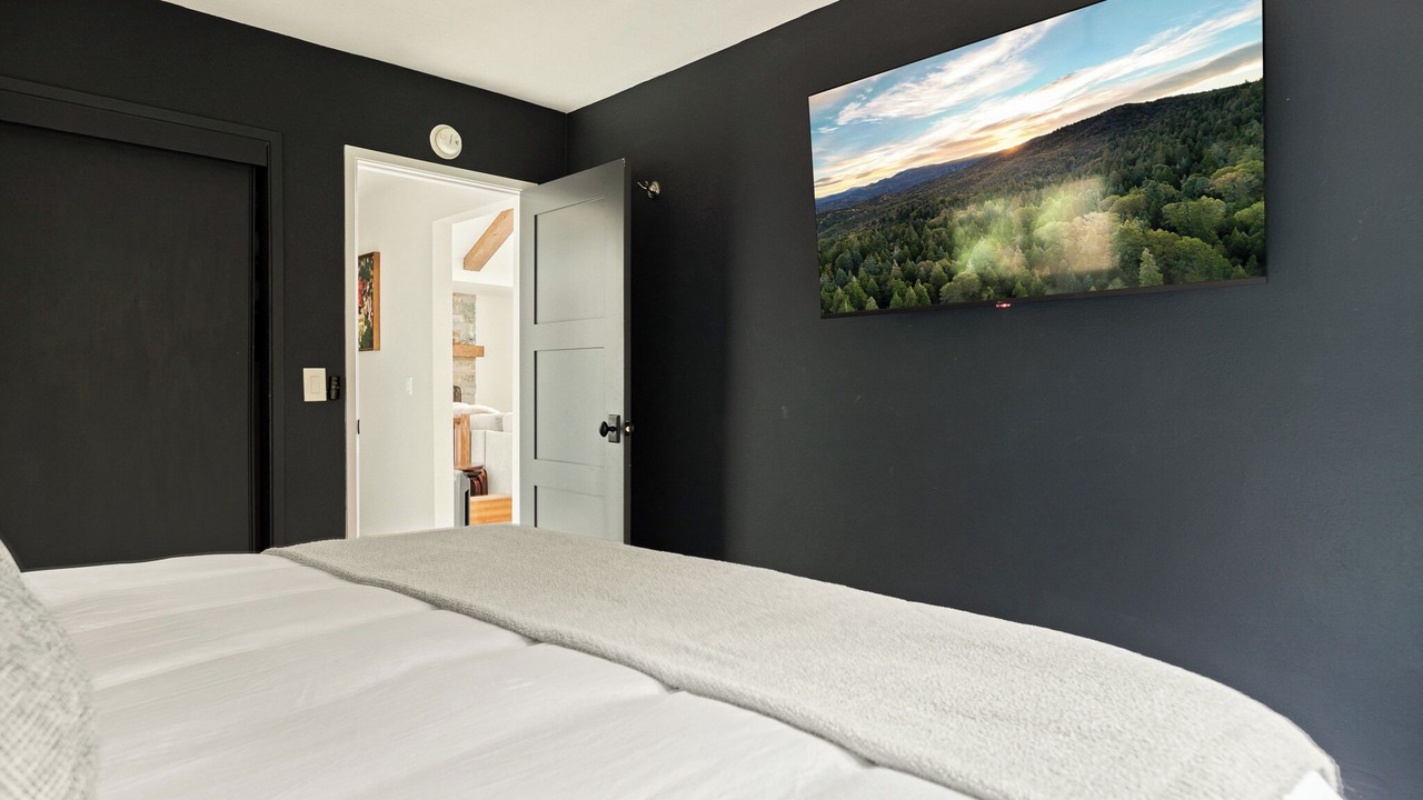 Photo of Bedroom in Crestline