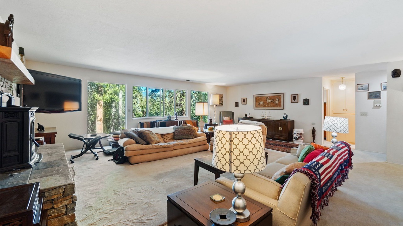 Photo of Livingroom in Lake Almanor Country Club