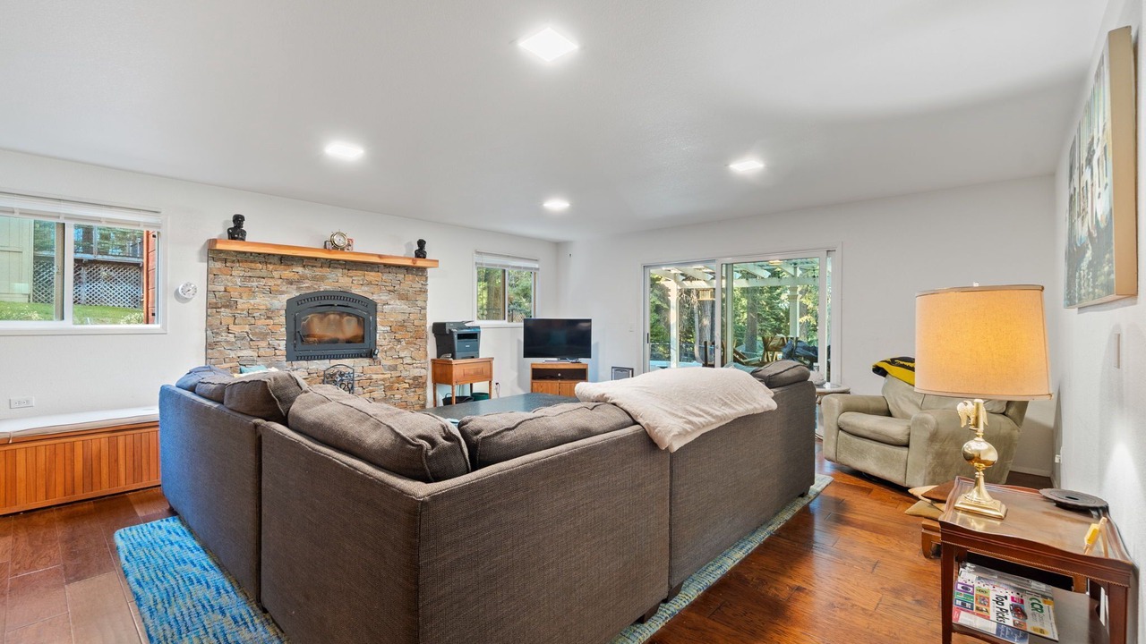 Photo of Livingroom in Lake Almanor Country Club