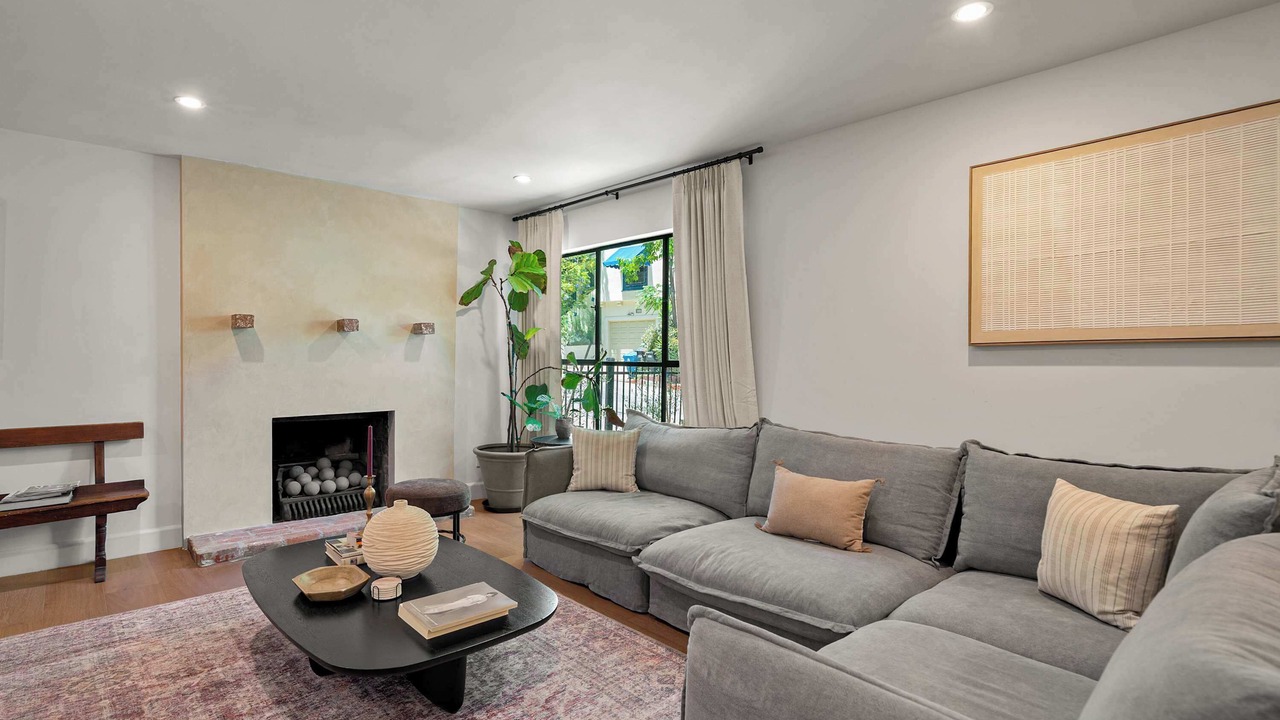 Photo of Livingroom in Hollywood Hills West