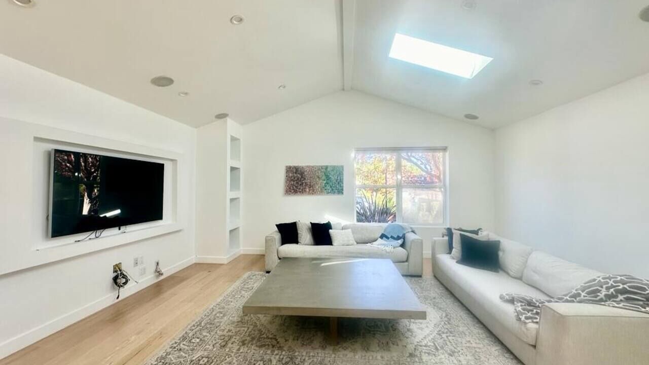 Photo of Livingroom in Woodland Hills