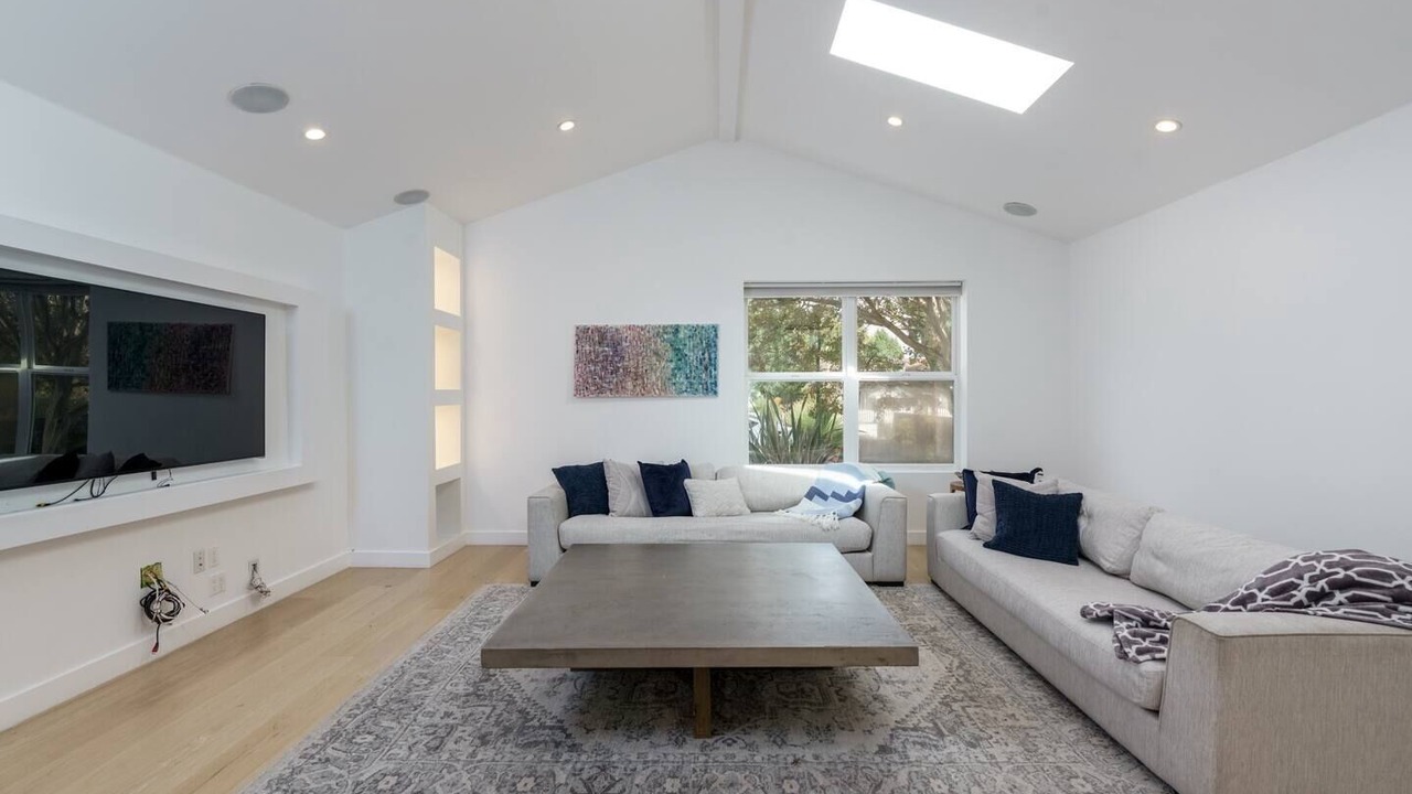 Photo of Livingroom in Woodland Hills